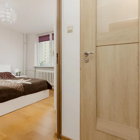 Spacious Perfect For Families By Renters ורשה